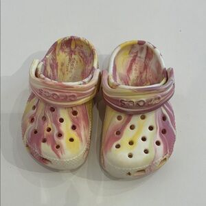 CROCS Kids Tie-Dye Clog Sandals in Pink & Yellow